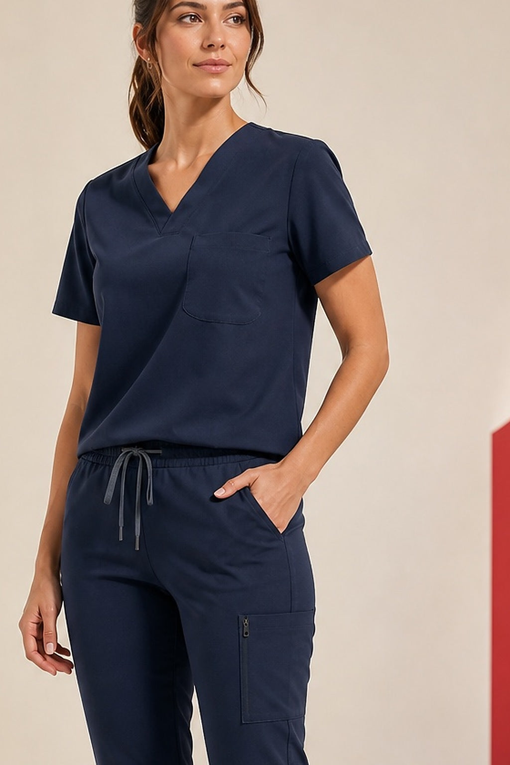 Detalhe da blusa azul-marinho do Scrub Feminino Tech Volts com bolso no peito e visual profissional
