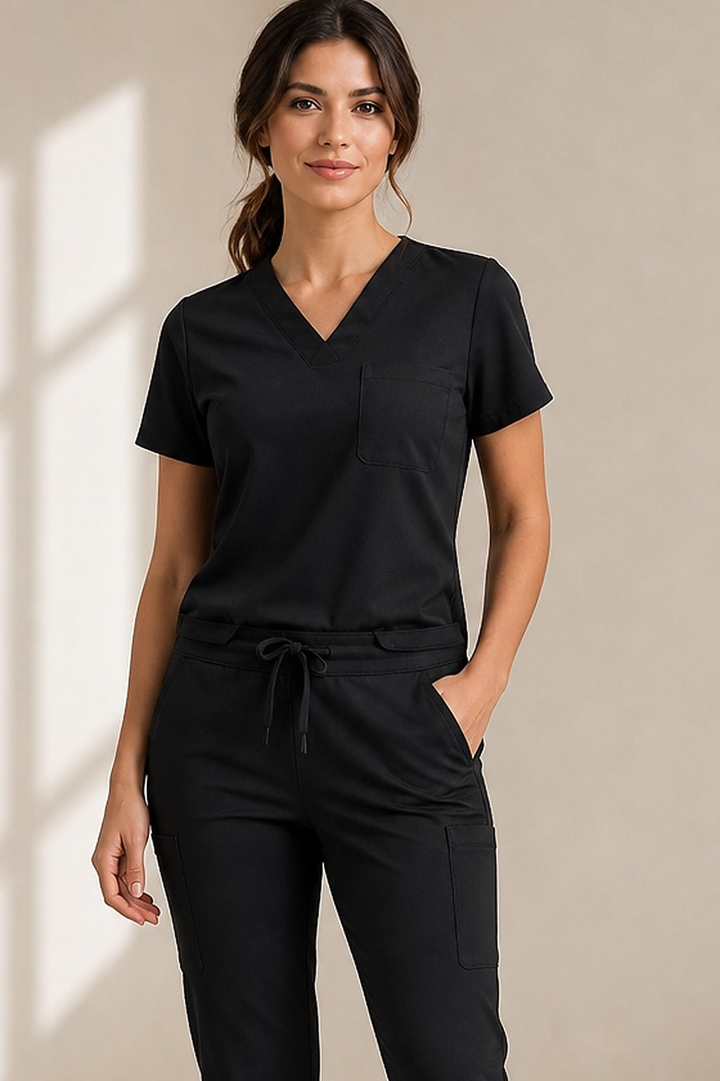 Detalhe da blusa preta do Scrub Feminino Tech Volts com gola V, bolso no peito e caimento profissional