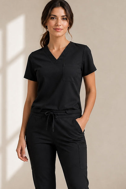 Detalhe da blusa preta do Scrub Feminino Tech Volts com gola V, bolso no peito e caimento profissional