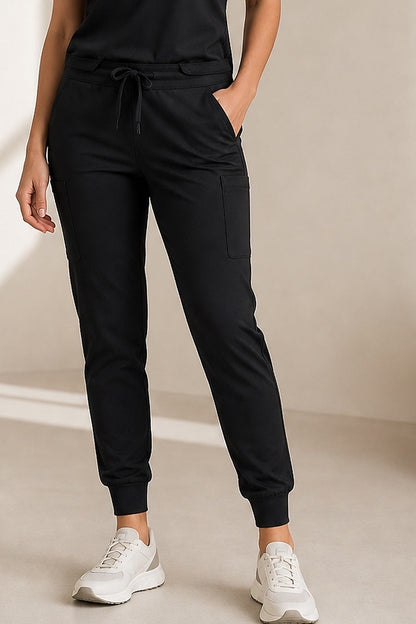Detalhe da calça preta do Scrub Feminino Tech Volts com cós ajustável, bolsos laterais e bolso cargo