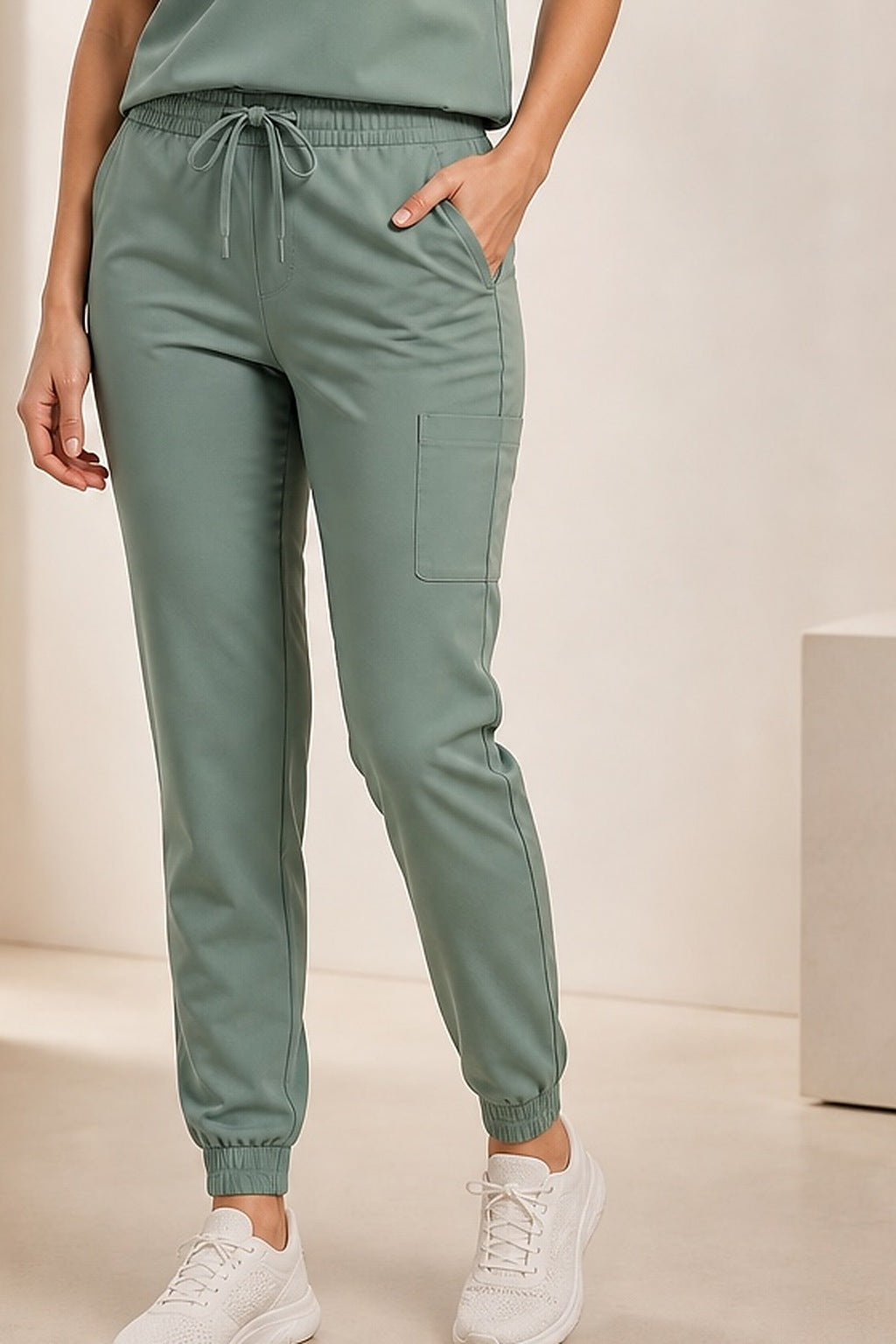 Detalhe da calça verde do Scrub Feminino Tech Volts com cós ajustável e bolsos de apoio